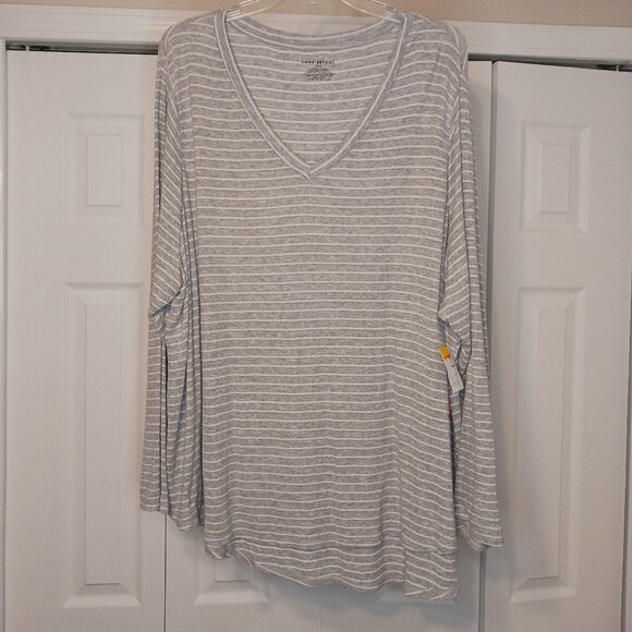 Lane Bryant Tops - 3/$18 or 5/$25 Lane Bryant Gray/White V Neck Long Sleeve Top Size 22/24 (3X)